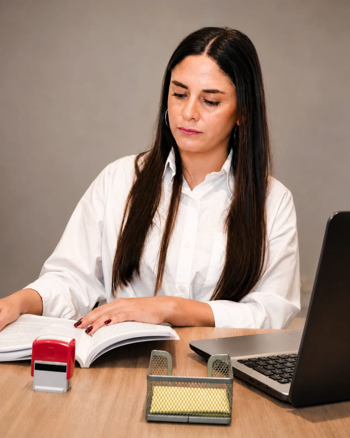 Sofia Roteño trabajando en su estudio jurídico